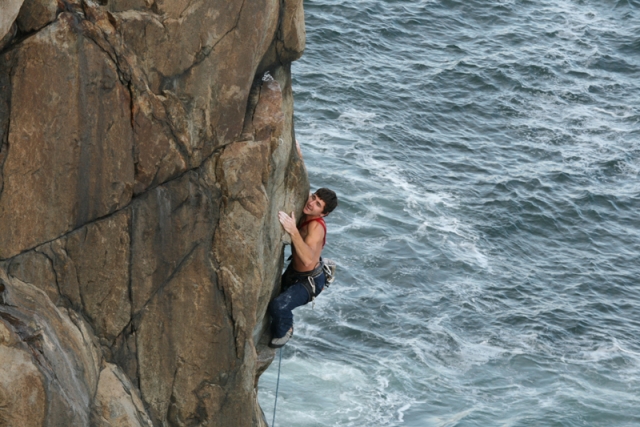  Affronta la sfida della scogliera sul mare 